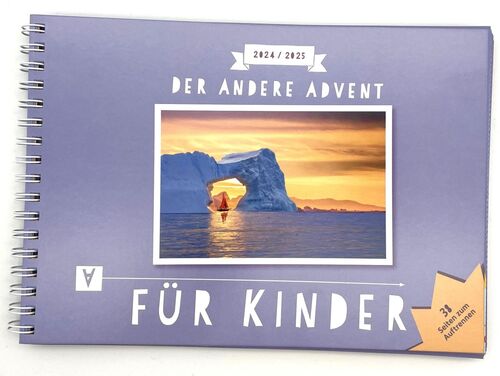 Der Titel des Anderen Advent für Kinder 2024 ist in einem zarten Lilafarbton. Darauf ist das Titelbild des Anderen Advent 2024 abgebildet: ein Segelboot mit roten Segeln auf dem Wasser vor einem Gletscher.